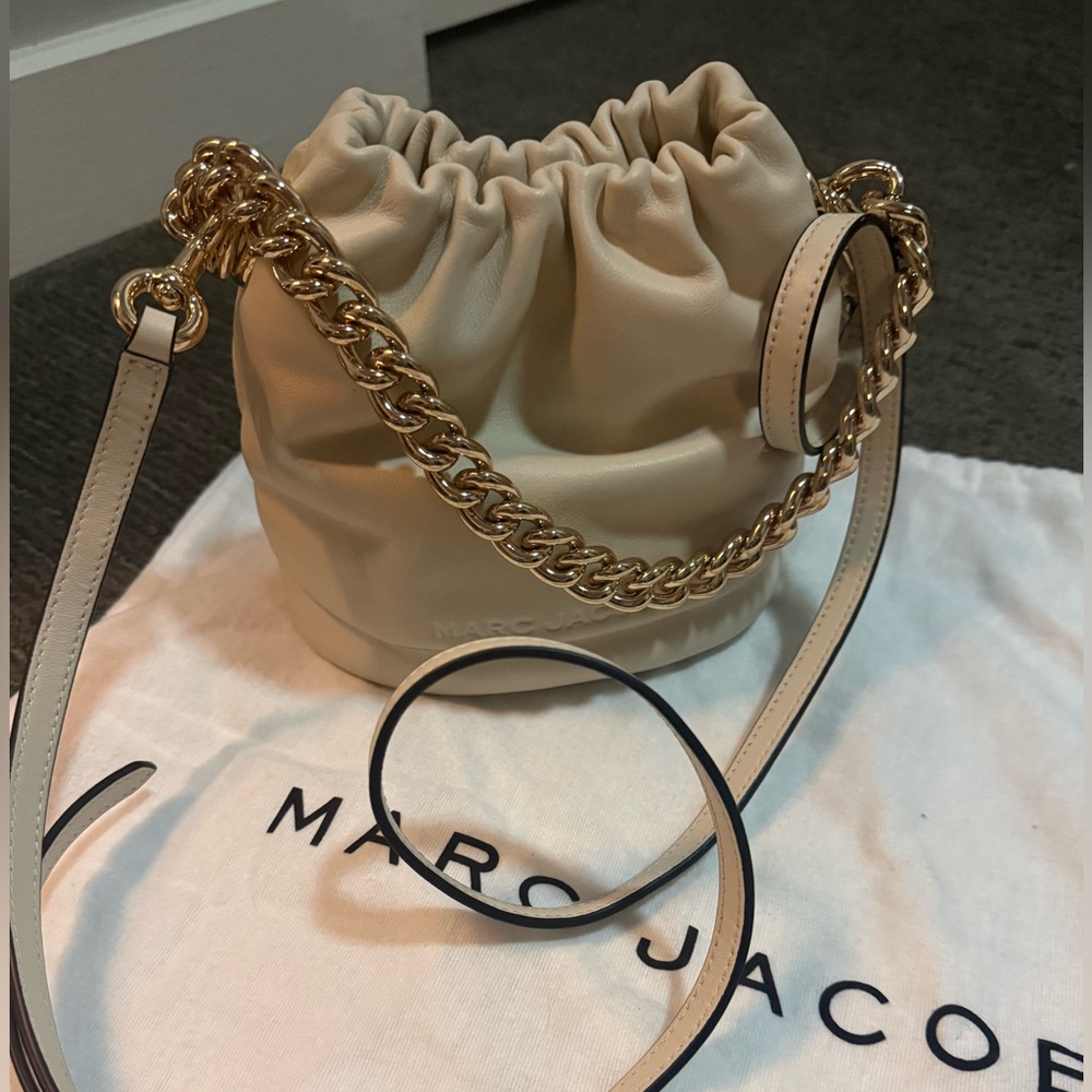 SOLD! ❌ NWOT! MARC JACOBS MARSHMALLOW CROSSBODY BAG W/GOLD STRAP